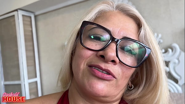 Coroa casada traindo o marido corno com dois machos