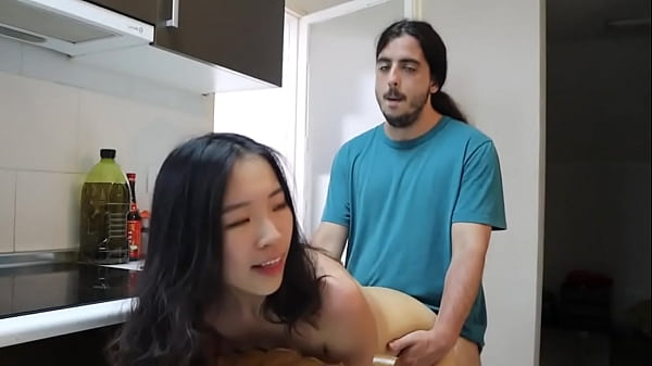 中国美女留学的时候爱上大屌,趁着男朋友不在,被国外友人在厨房里狂操一通,大屌插嫩逼无套中出