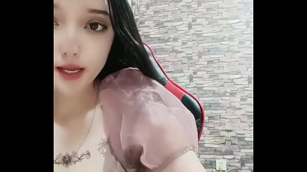 新疆漂亮妹子！黄播界迪丽热巴！应观众要求小秀一波，慢慢脱光光揉捏奶子，手指拍打小穴掰开特写国产网约高端外围