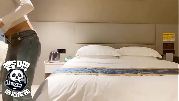 熊猫探花-“来吧，宝贝，快来艹我吧”身材高挑前凸后翘的新疆辣妹在床上热情奔放