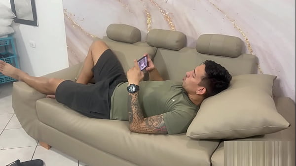 RELAJADO EN EL SOFA Y LLEGA LA TRAVIESA DE MI HERMANASTRA A SEDUCIRME LE CALMO SU CALENTURA A PUNTA DE POLLA BUEN POLVO – PORNO ESPANOL