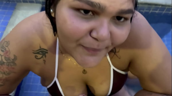 A primeira vez da novinha Maria BBw de 20 anos no canal chupando meu pau escondido na piscina ! Ela mostrou que sabe chupar bem uma pica