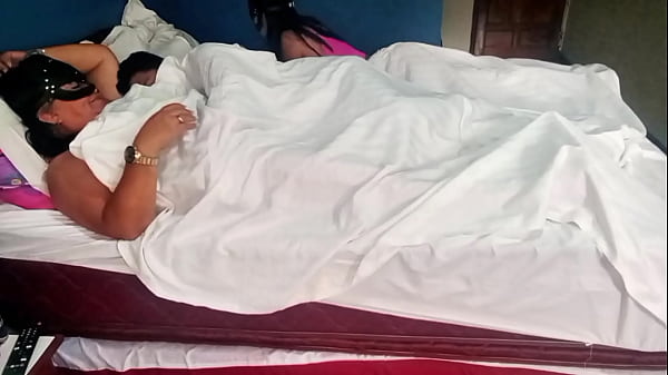 Sucking a mature woman’s pussy with my girlfriend at the same time, she doesn’t even notice